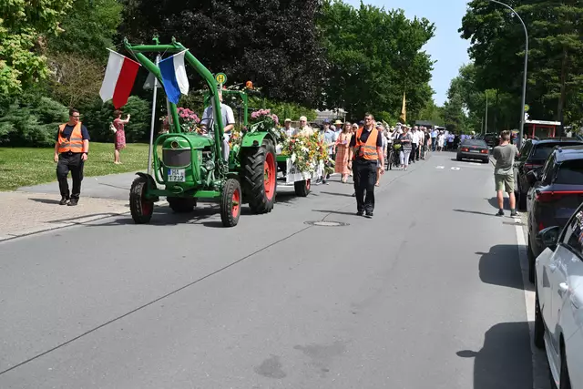Das festlich geschmückte Gefährt für die Glocken mit dem historischen Traktor während der Prozession | Foto: Uwe Paulukat