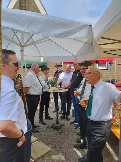 Die anwesenden Schützen lassen es sich schmecken | Foto: Forthaus