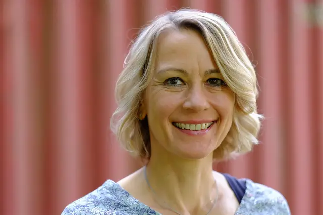 Krankenhauspfarrerin Dörthe Lahann freut sich am Freitag auf Menschen, die in die Kirche eintreten möchten. 
Foto: Stephan Werner
