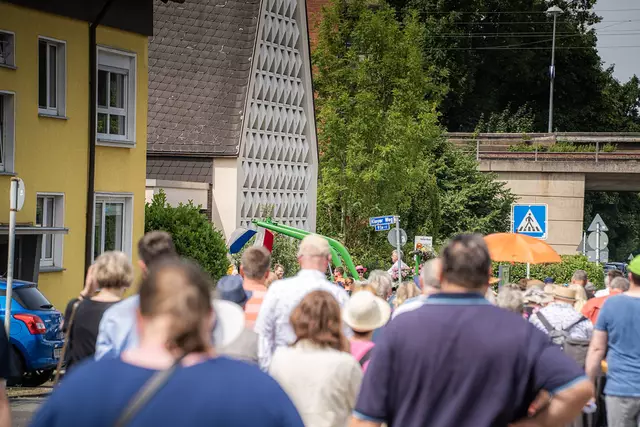 Der Prozessionszug kurz vor der Kirche St. Martin | Foto: Johannes Hünnemeyer