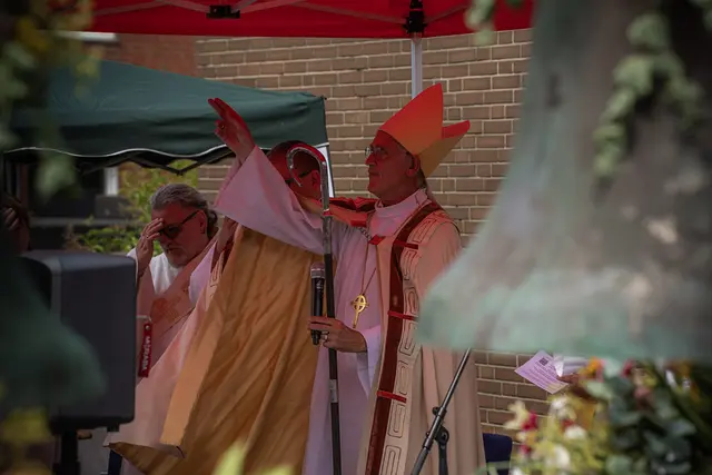 Bischof Dr. Harald Rein spendet den bischöflichen Segen | Foto: Johannes Hünnemeyer