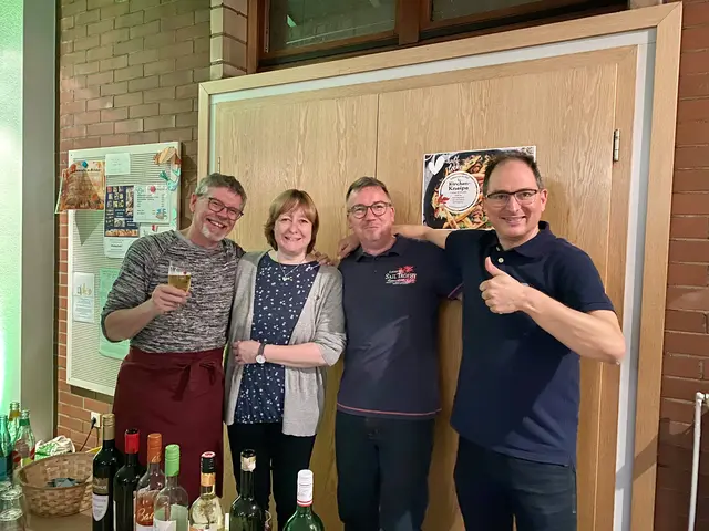 Das Foto zeigt Mitglieder des Teams der Meidericher Kirchenkneipe, die am Freitag in die nächste gemütliche Runde geht.
Foto: www.kirche-meiderich.de
