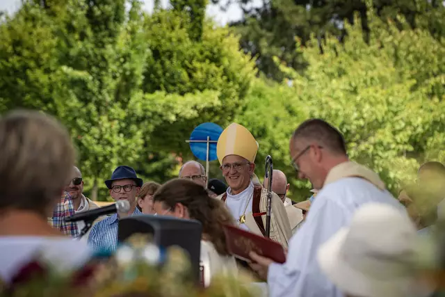 Bischof Dr. Harald Rein am Startpunkt der Prozession | Foto: Johannes Hünnemeyer