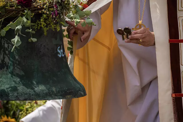 Bischof Dr. Harald Rein salbt die Glocken mit Chrisam | Foto: Johannes Hünnemeyer