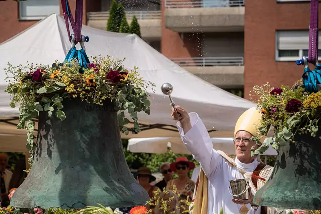 Bischof Dr. Harald Rein besprengt die Glocken mit Weihwasser | Foto: Johannes Hünnemeyer