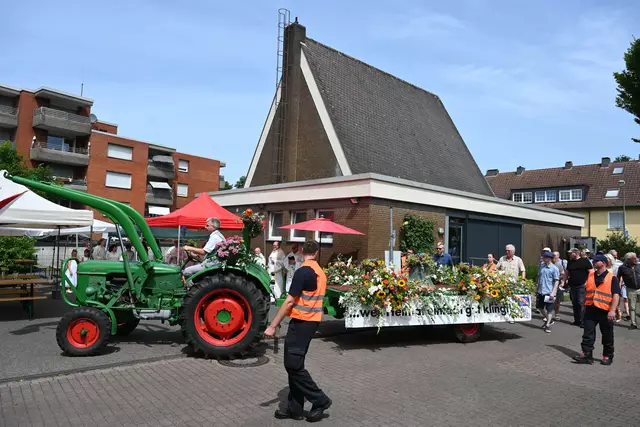 Die Glocken erreichen den Kirchplatz zur Weihe | Foto: Uwe Paulukat