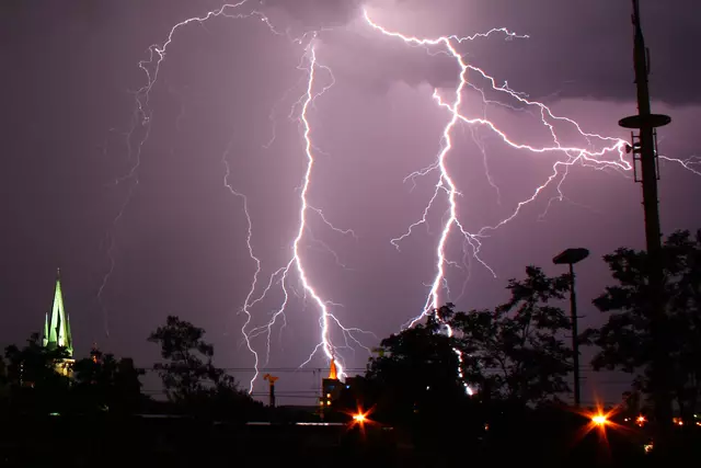 Gewitter drohen am heutigen Donnerstag über NRW zu ziehen.  | Foto: Schmälzger