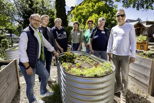 Vonovia Quartiersmanager Karl Cielontko (links) und gfi Geschäftsführer Andreas Pohl (2. v.l.) freuen sich gemeinsam mit weiteren Vorstandsmitgliedern und fleißigen Gartenhelfern über die blühende Zusammenarbeit.
 | Foto: Vonovia / Barajas