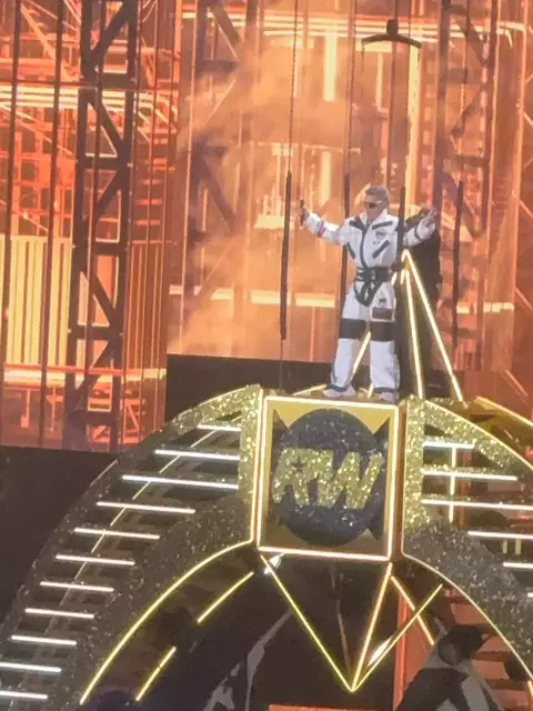 Gelsenkirchen: Kurz vor 21 Uhr kam der britische Popstar im Astronauten-Look auf die Bühne und innerhalb kürzester Zeit hatte Robbie seine Fans im wahrsten Sinne des Wortes an der Angel.  | Foto: Andrea Becker