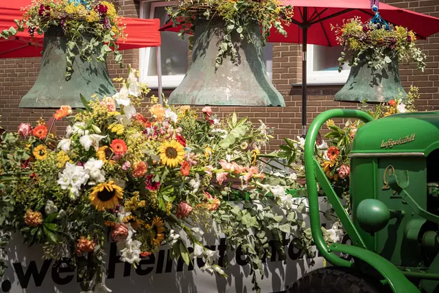 Die drei Glocken und der festlich geschmückte Wagen | Foto: Johannes Hünnemeyer