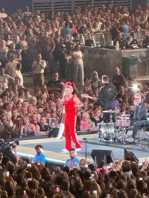 Eine zweite Bühne in der Mitte ermöglichte den direkten Blick auf den Künstler. | Foto: Andrea Becker