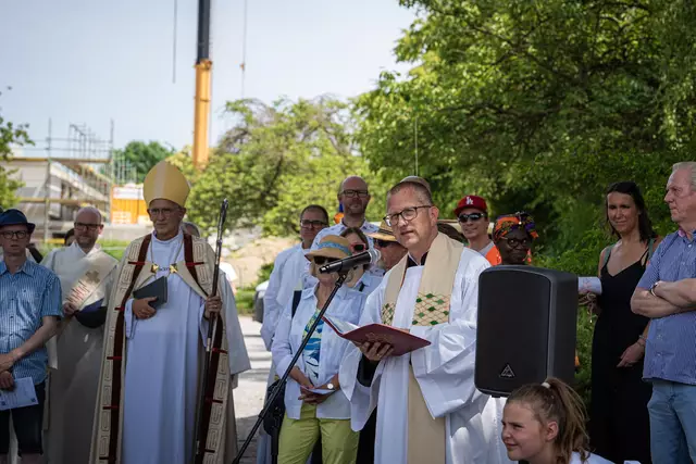Pfarrer Robert Geßmann begrüßt die Anwesenden vor der Prozession | Foto: Johannes Hünnemeyer