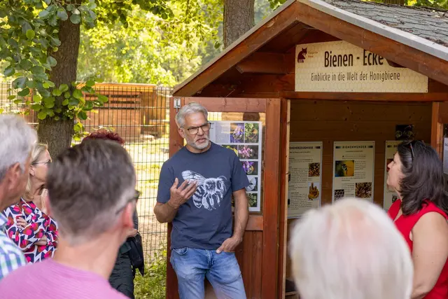 Imker Marco Janßen teilte sein Wissen über Bienen mit den Lokalpolitikerinnen und Lokalpolitikern. | Foto: Stadt Kleve
