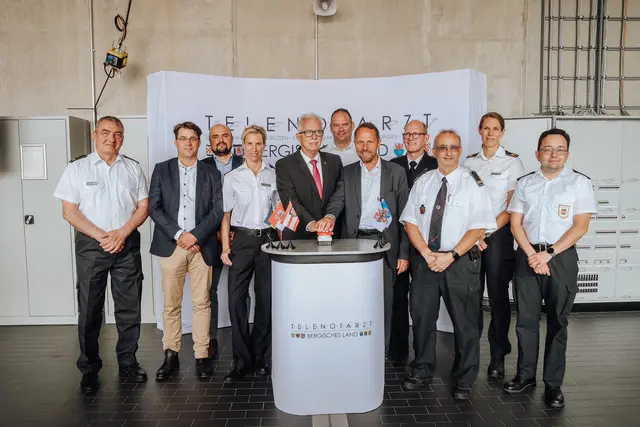 Sechs Städte und Kreise, ein Ziel: Kai Pohl (rechts) startet als Vertreter des Ennepe-Ruhr-Kreises gemeinsam mit Oberbürgermeister Uwe Richrath (Leverkusen) und Landrat Thomas Hendele (Kreis Mettmann) symbolisch das Telenotarzt-System "Bergisches Land". Foto: Feuerwehr Leverkusen/Dominik Scholz
