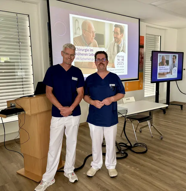 Vermittelten am EvK Castrop-Rauxel Medizin auf Augenhöhe: Dr. Christian Kühne, Chefarzt der Klinik für Chirurgie und Olaf Trenke, Oberarzt der Klinik für Anästhesie. 