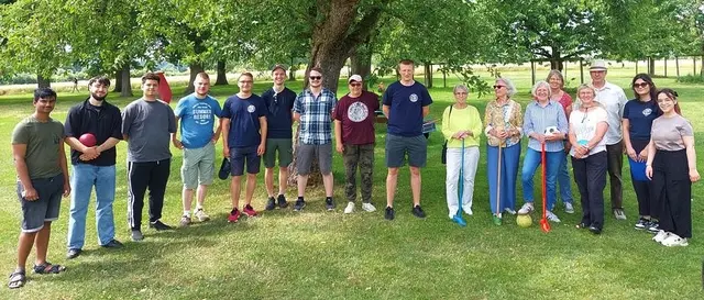 unter den Bauerngolfspielern waren auch die Organisatoren des Vereinsausflugs Tobias Radke (5. von links) und Max Burbaum (9. von links)