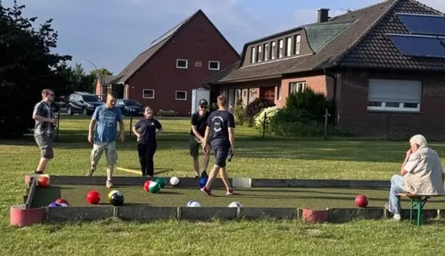 Nach dem Bauerngolf noch eine Runde Fußball-Billiard