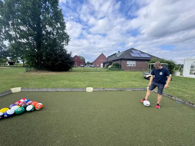 Anstoß zum Fußball-Billiard | Foto: Iclal Kantar