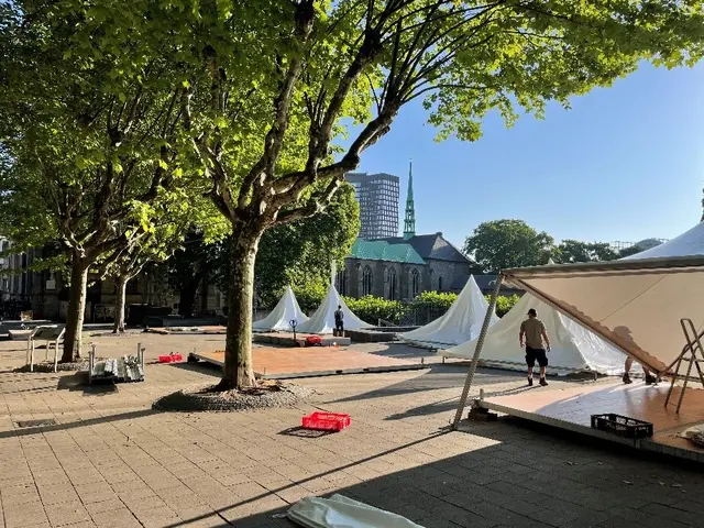 Der Aufbau der Pagodenzelte hat begonnen. | Foto: Essen genießen