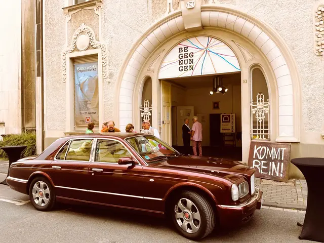 Bruno Bentley, der Ermittler im Einsatz vor der Villa Artis | Foto: Dr. Friedrich Stavenhagen