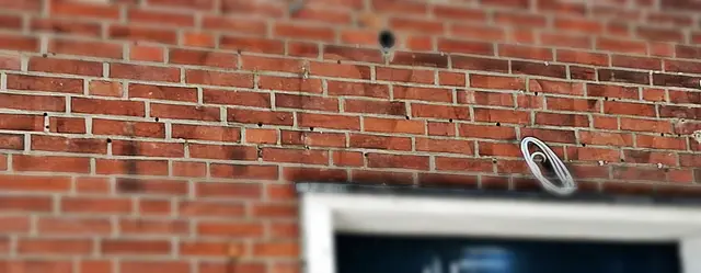 Der knapp sechzig Jahre alte Schriftzug "KREISSPARKASSE" ist auf den Klinkern an der Materborner Allee 16 noch zu lesen.