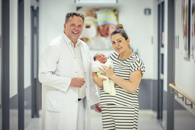 Prof. Dr. Sven Schiermeier, Chefarzt der Frauenklinik und Geburtshilfe des Marien Hospital Witten, freut sich über die Geburt von Emir, einem von 14 Babys, die am 25.06.2025 im Marien Hospital Witten zur Welt gekommen sind.  | Foto: St. Elisabeth Gruppe