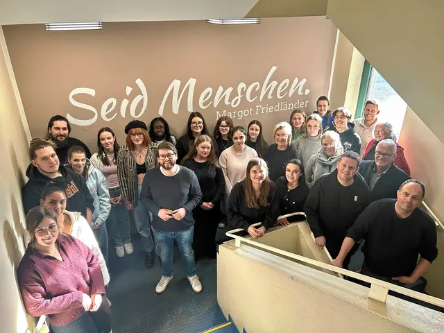 Das Netzwerk "augen auf! für menden" begrüßt die politische Initiative, den Platz unter dem Zeltdach in Menden nach Margot Friedländer zu benennen. Foto: Vanessa Wittenburg