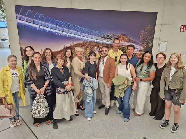 Die Gäste aus Spanien besuchten unter anderem das Jobcenter Oberhausen, dessen Arbeit ihnen die stellvertretende Geschäftsführerin Christiane Pahnke-Vogel (7. v. l.) vorstellte. Mit im Bild sind ebenfalls die Mitarbeiterinnen des Büros für Interkultur der Stadt Oberhausen sowie von kitev – Kultur im Turm e. V.  | Foto: Stadt Oberhausen