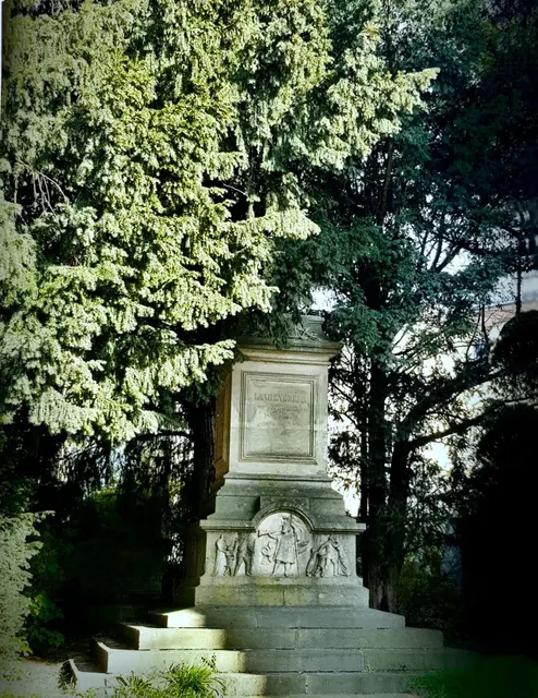 Abb. 2. Sockel der „Germania“ am Marktplatz, eigenes Foto (2023). Nach 1945 Diebstahl des Wappens auf der Rückseite, 1948 versehentlicher Abbruch der Pickelhaube, 2007 wurden die Köpfe der Figuren von Unbekannten abgeschlagen und später im Archiv gesichert.  | Foto: Eigenes Foto.