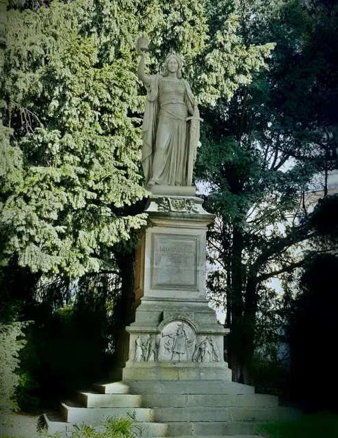 Abb. 8. Fotomontage, Sockel mit aufgesetzter „Germania“-Rekonstruktion. | Foto: Eigene Fotomontage. Bildrechte von EGO3D erhalten.