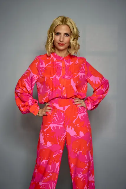 Moderatorin Susan Sideropoulos. Am 25. Juni erscheint zudem ihr drittes Buch "Licht und Schatten - das Geschenk der Gleichzeitigkeit", ihr Herzprojekt, in dem sie den Tod ihres Vaters verarbeitet.
 | Foto: ZDF/Frank Dicks