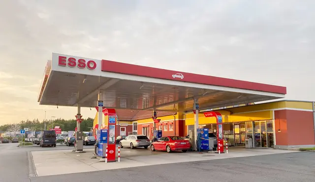 Die Spritpreise an Autobahntankstellen übersteigen die Preise an Stationen abseits der Autobahn bei weitem. Foto: ADAC