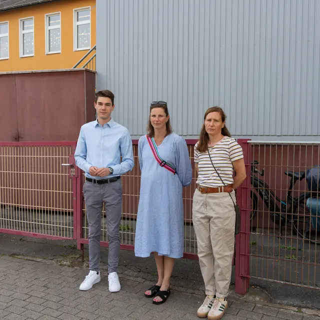 Fabian Kremer (Vorsitzender SPD Burgaltendorf-Überruhr und Mitglied BV VIII), Lisa Strogies (Schulpflegschaftsvorsitzende Grundschule Überruhr) und Sabine Scharf (stellvertretende Vorsitzende SPD Burgaltendorf-Überruhr und Mitglied BV VIII) vor dem Interimspavillon