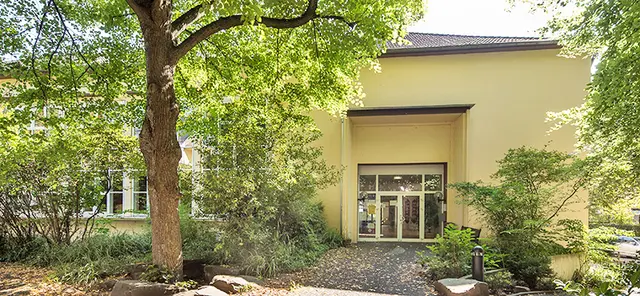 Angesichts der Hitze- und Unwetterwarnung für Essen erweitert die Rüttenscheider Reformationskirche ihre Öffnungszeiten und bietet Mineralwasser an. | Foto: Kirchenkreis Essen/Achim Pohl