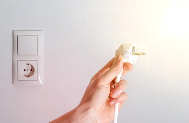 Bei Abwesenheit kann daheim viel Strom gespart werden. Foto: VZ NRW