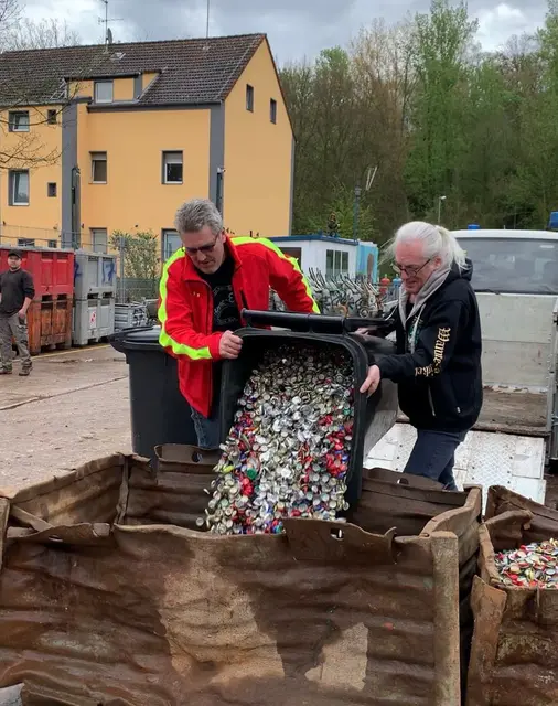 Die gesammelten Kronkorken finden ihren Weg in den Wiegecontainer. | Foto: Danke Horst Schröder für die Zusendung des Fotos