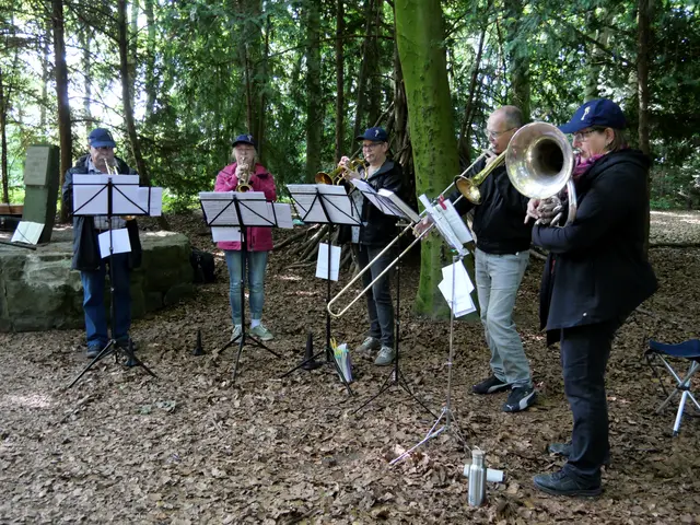 Hier ist ein Bild vom Waldgottesdienst am 4.6.2023 zu sehen.Es zeigt Mitglieder des Neudorfer Posaunenchores.
Foto: Christine Muthmann
