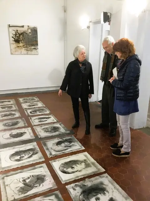 Ursula Vehar (li.) mit Kurator Dr. Tobias Kaufhold und Andrea Müller (WAZ) in der Villa Artis in der Ruhrtalstadt Mülheim | Foto: Mülheimer Kunstverein und Kunstförderverein KKRR