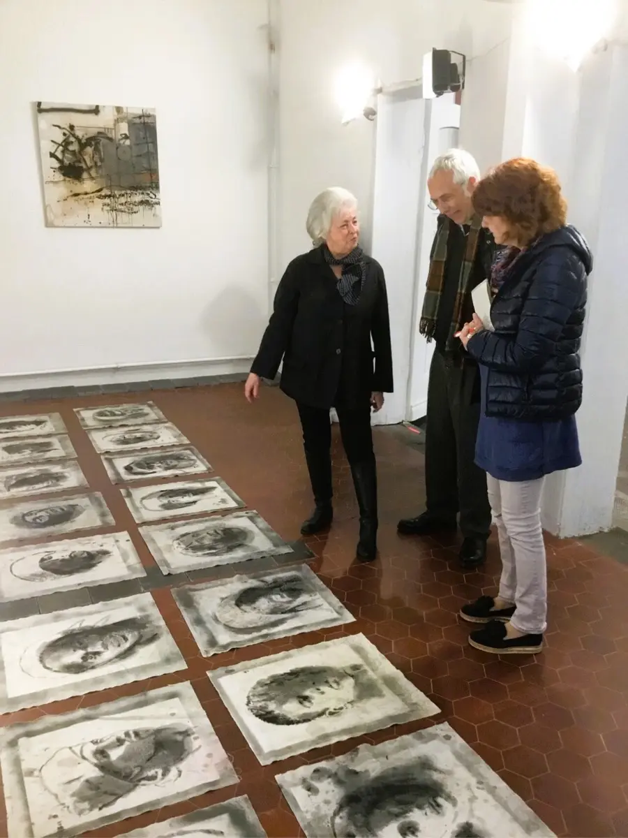 Ursula Vehar (li.) mit Kurator Dr. Tobias Kaufhold und Andrea Müller (WAZ) in der Villa Artis in der Ruhrtalstadt Mülheim | Foto: Mülheimer Kunstverein und Kunstförderverein KKRR