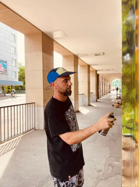 Dennis Broszat hier sehr auf Details bedacht - gerade bei einem Kunstwerk in einer Arkadensituation - hier schaut man genau hin. | Foto: Mülheimer Kunstverein KKRR