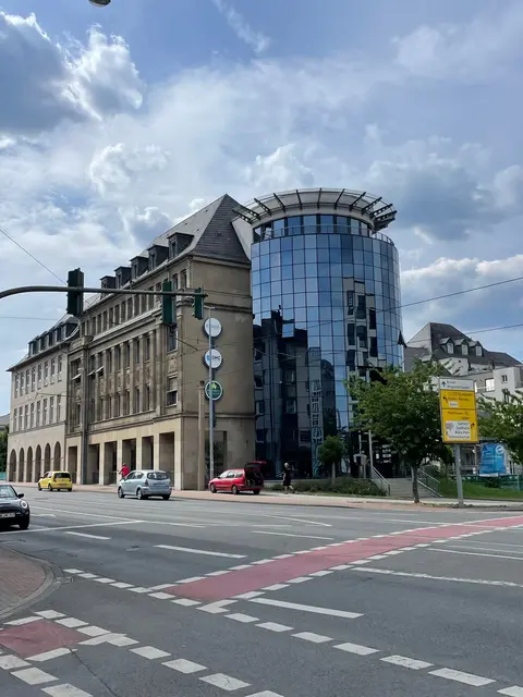 Das markante Haus an der Mülheimer Schlossbrücke (Kreuzung Ruhrstraße) ist eigentlich schön genug - hatte doch der Mülheimer Architekt Dirck Lietke hier einen Rundbau kreiert. Nebenan war früher das RIO und das Städtische Kunstmuseum Mülheim beheimatet | Foto: Mülheimer Kunstverein KKRR