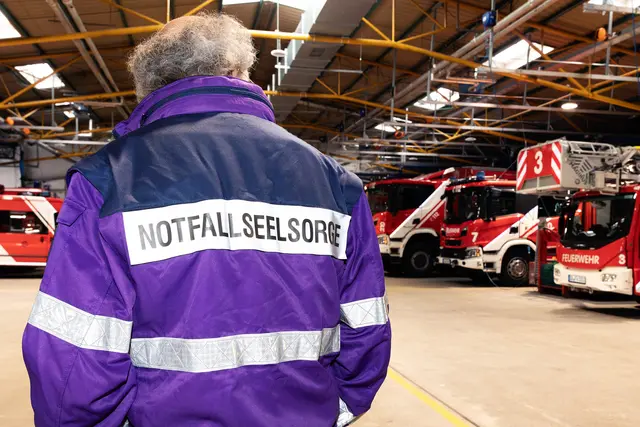 Diese Aufnahme entstand  bei einem Medientermin in der Duisburger Feuerwache zum Thema Notfallseelsorge.
Foto: Bartosz Galus

