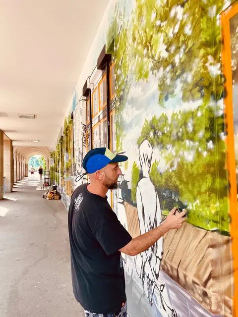 Die Gestaltung des Entwurfs von Dennis Broszat bindet auch die Fensterscheiben mit ein - diese allerdings mit Malerei auf transparenter Folie | Foto: Mülheimer Kunstverein KKRR