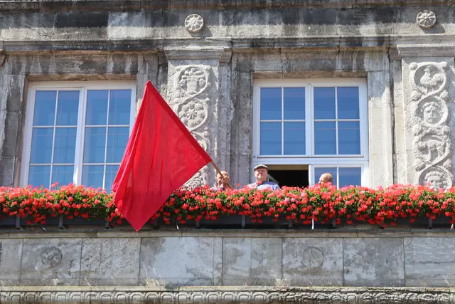 Das Rathaus in Bottrop mit einer roten Fahne besetzt. 
1. Juli 2025