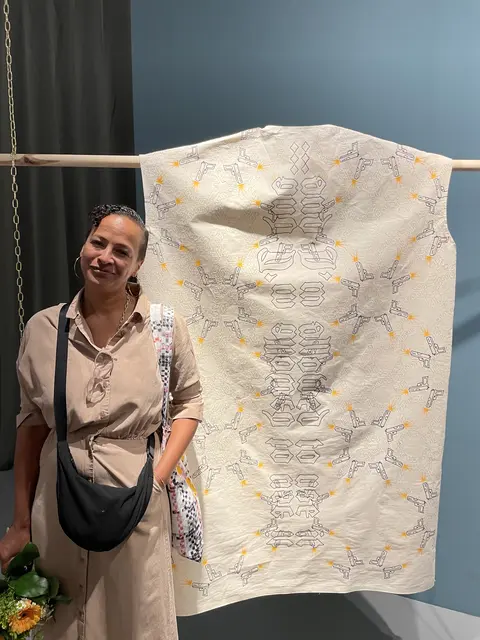 Diana Akoto Yip vor ihrem Exponat in der Biennale MülheimCalling2025 | Foto: Mülheimer Kunstverein KKRR