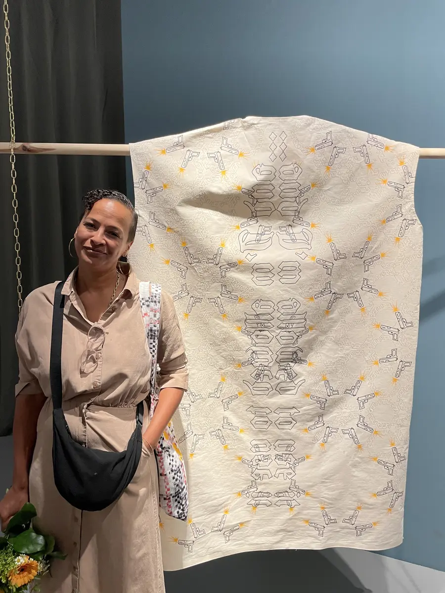Diana Akoto Yip vor ihrem Exponat in der Biennale MülheimCalling2025 | Foto: Mülheimer Kunstverein KKRR