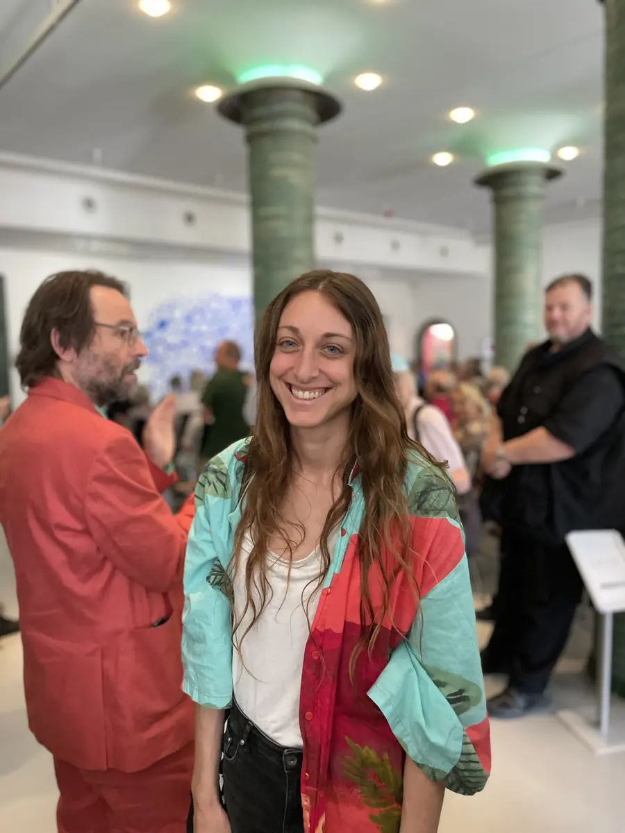 Glückwunsch zum diesjährigen Kunstpreises des Mülheimer Kunstvereins von 1956 - 2.500 EURO gingen an die in Berlin lebende Kanadierin Jessica Arseneau

 | Foto: Ivo Franz, Mülheimer Kunstverein