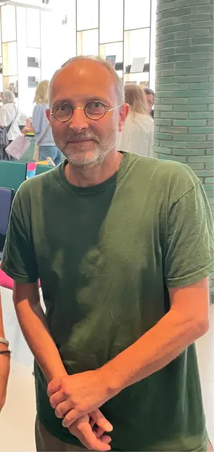 Ruhrpreisträger Alexander Voß auf der Biennale MülheimCalling2025. Er ist Vositzdender des Vereins Kunsthaus Mülheim e.V.  | Foto: Mülheimer Kunstverein KKRR