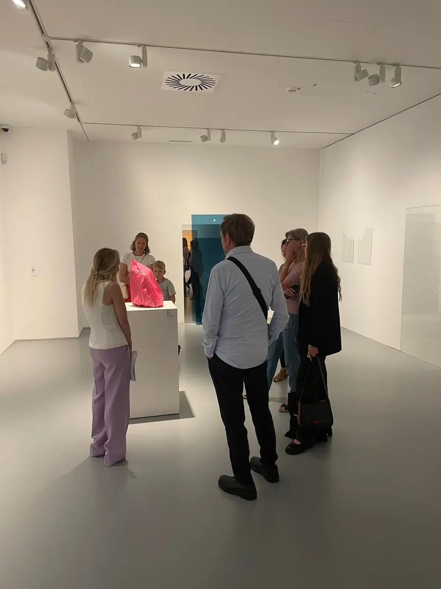 Besucherführung vor Werken von Peter Güllenstern (Plastiktüte) und Alexander Voß (Glasflächen) MülheimCalling2025 | Foto: Kunstverein und Kunstförderverein Rhein-Ruhr - KKRR, Ruhrstr. 3 MH