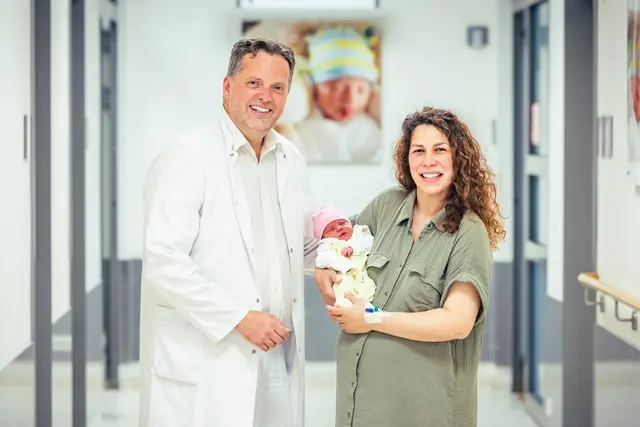 Prof. Dr. Sven Schiermeier, Direktor des Zentrum für Frauenheilkunde und Geburtshilfe der St. Elisabeth Gruppe und Chefarzt der Frauenklinik und Geburtshilfe im Marien Hospital Witten, begrüßte die kleine Amalia Danai auf der Welt, die im Bauch der Mutter mithilfe der äußeren Wendung in eine Schädellage gedreht werden konnte. | Foto: St. Elisabeth Gruppe – Katholische Kliniken Rhein-Ruhr